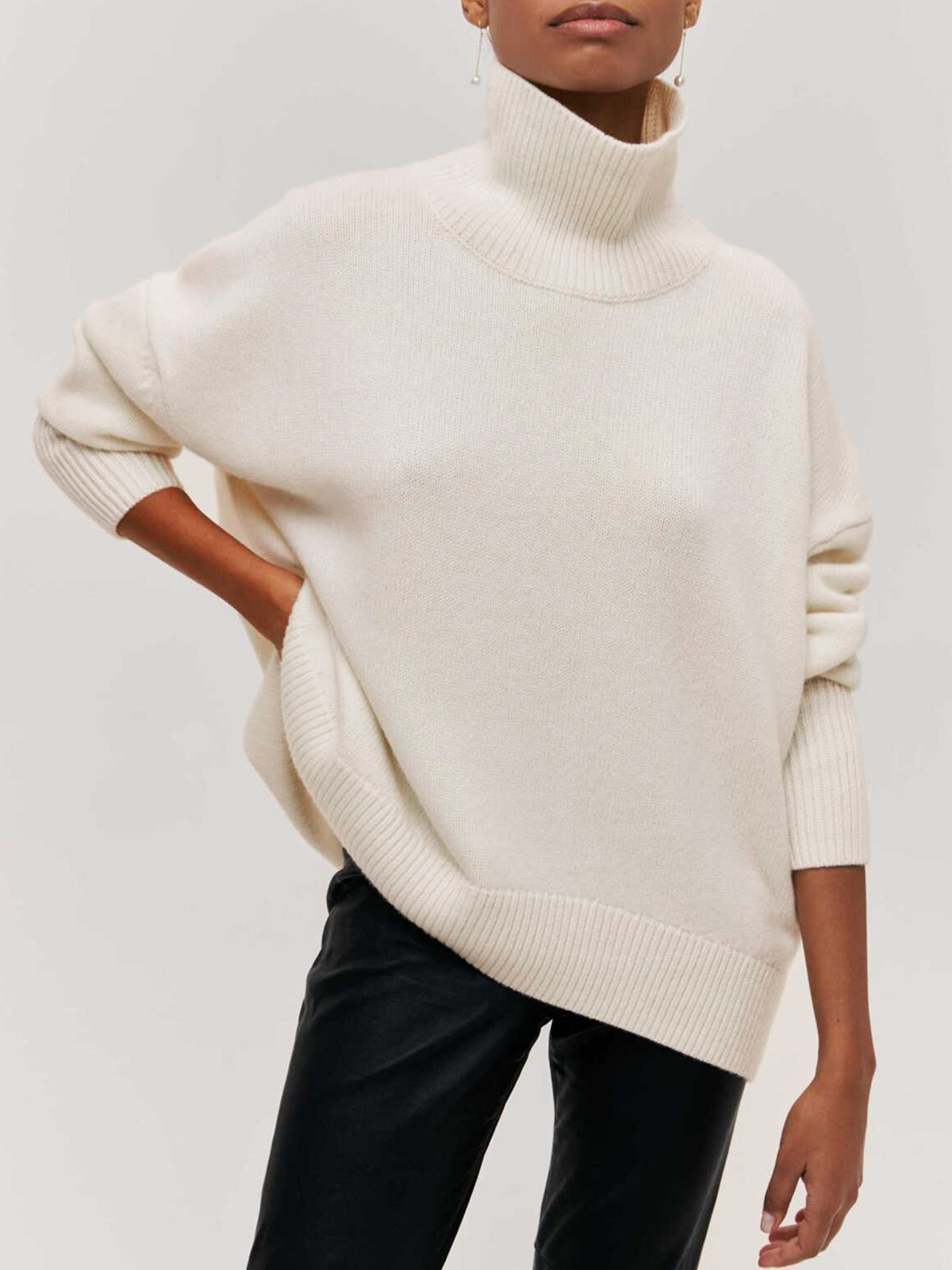 Sweter oversize z wysokim golfem i długimi rękawami