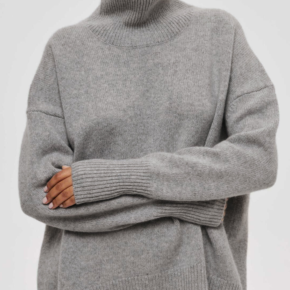 Sweter oversize z wysokim golfem i długimi rękawami