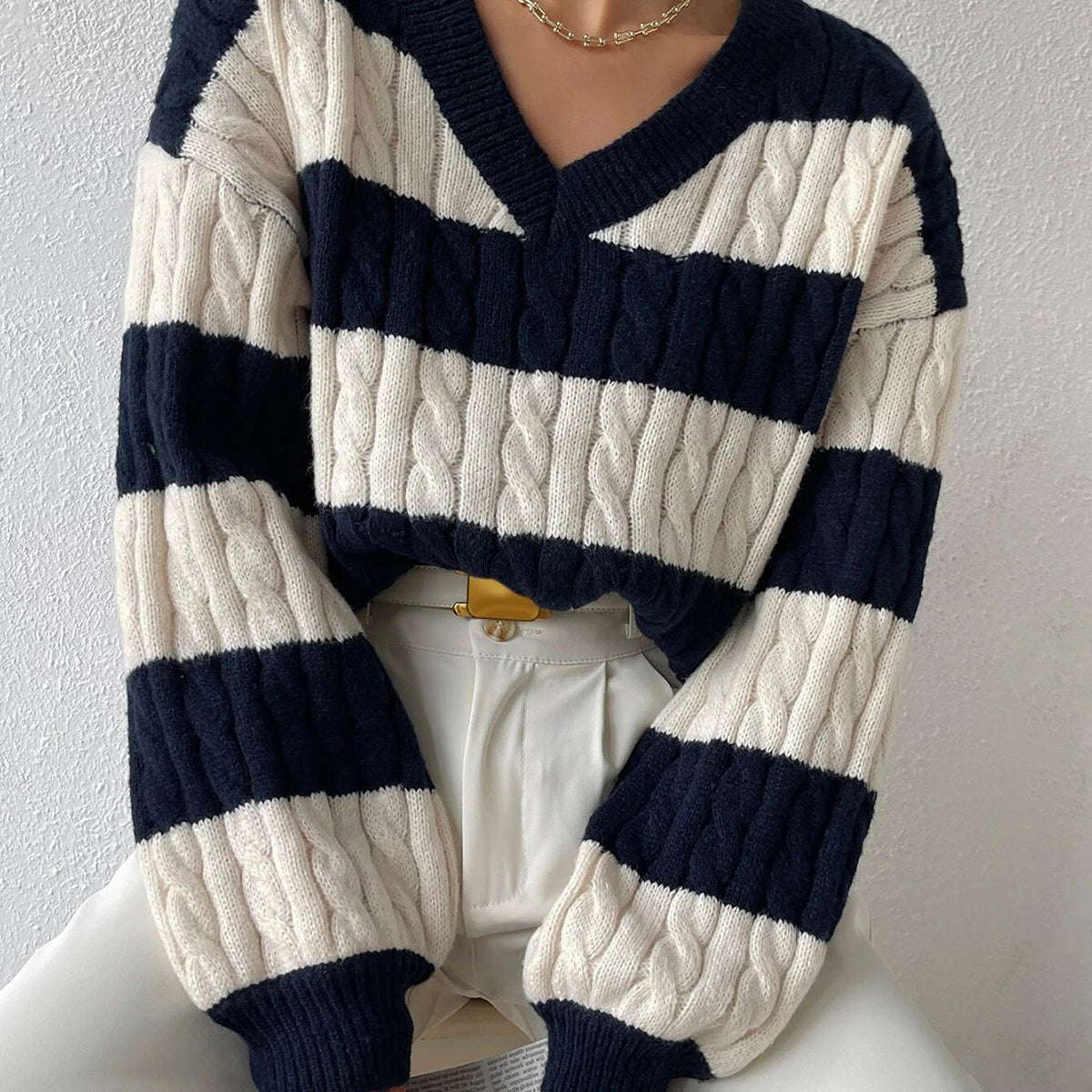 Sweter z dekoltem w serek i prążkami