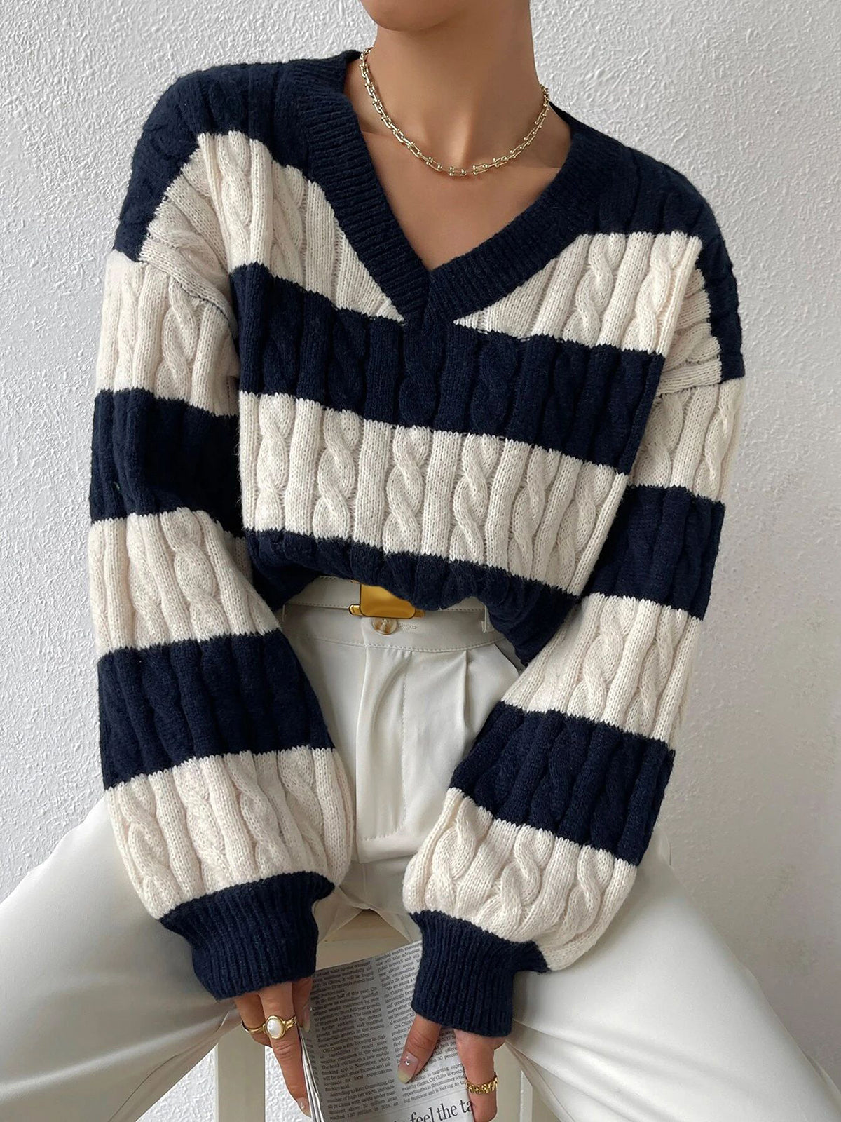 Sweter z dekoltem w serek i prążkami
