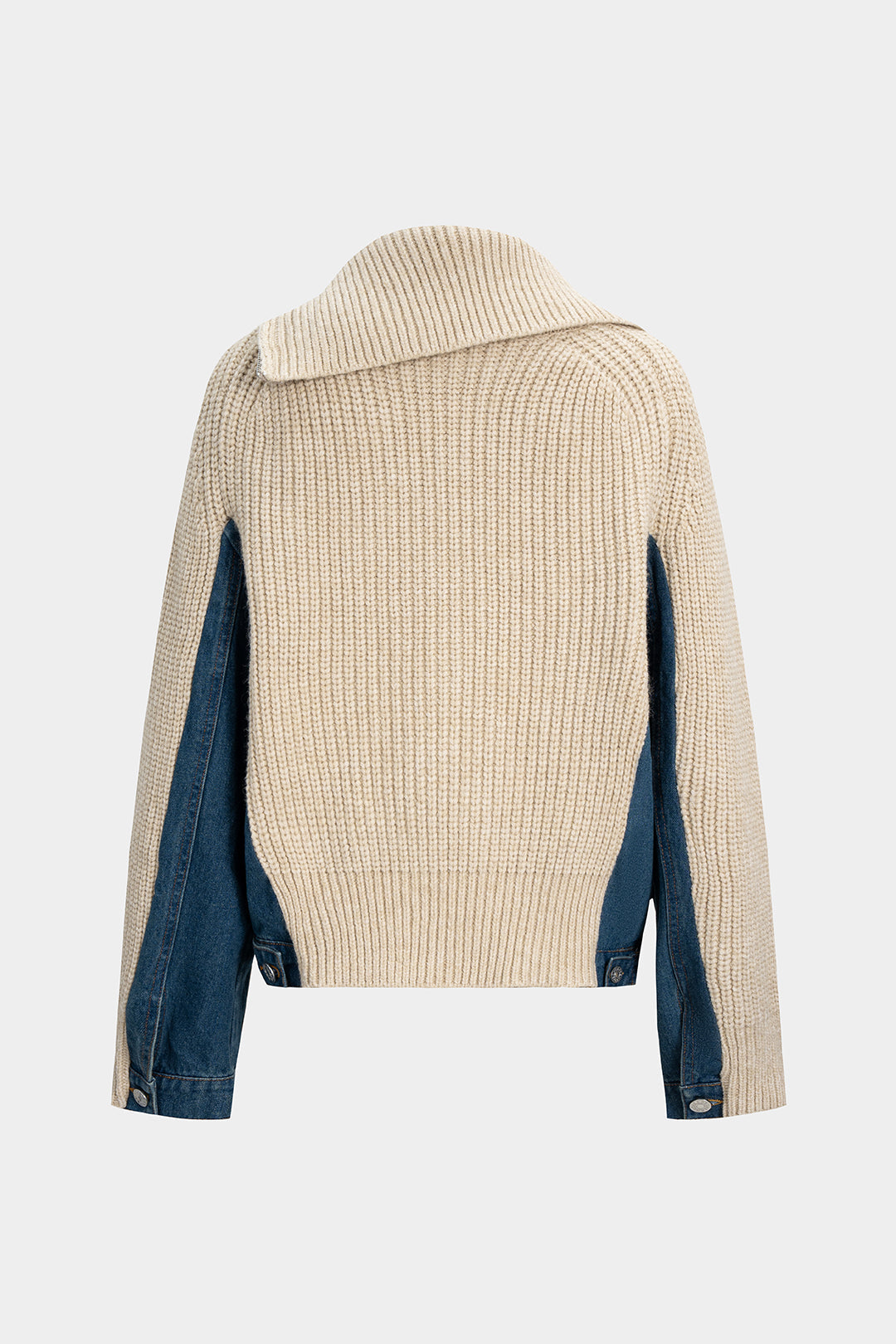Sweter z asymetrycznym zamkiem i denimowymi akcentami