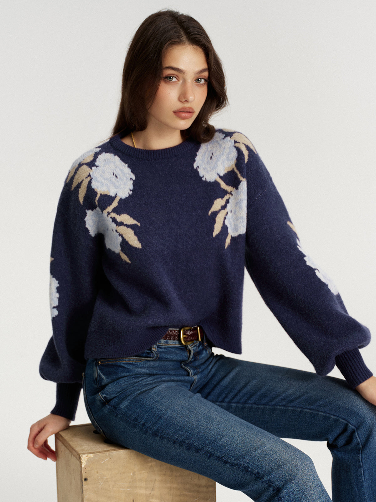 Sweter z bufkami i kwiatowym wzorem