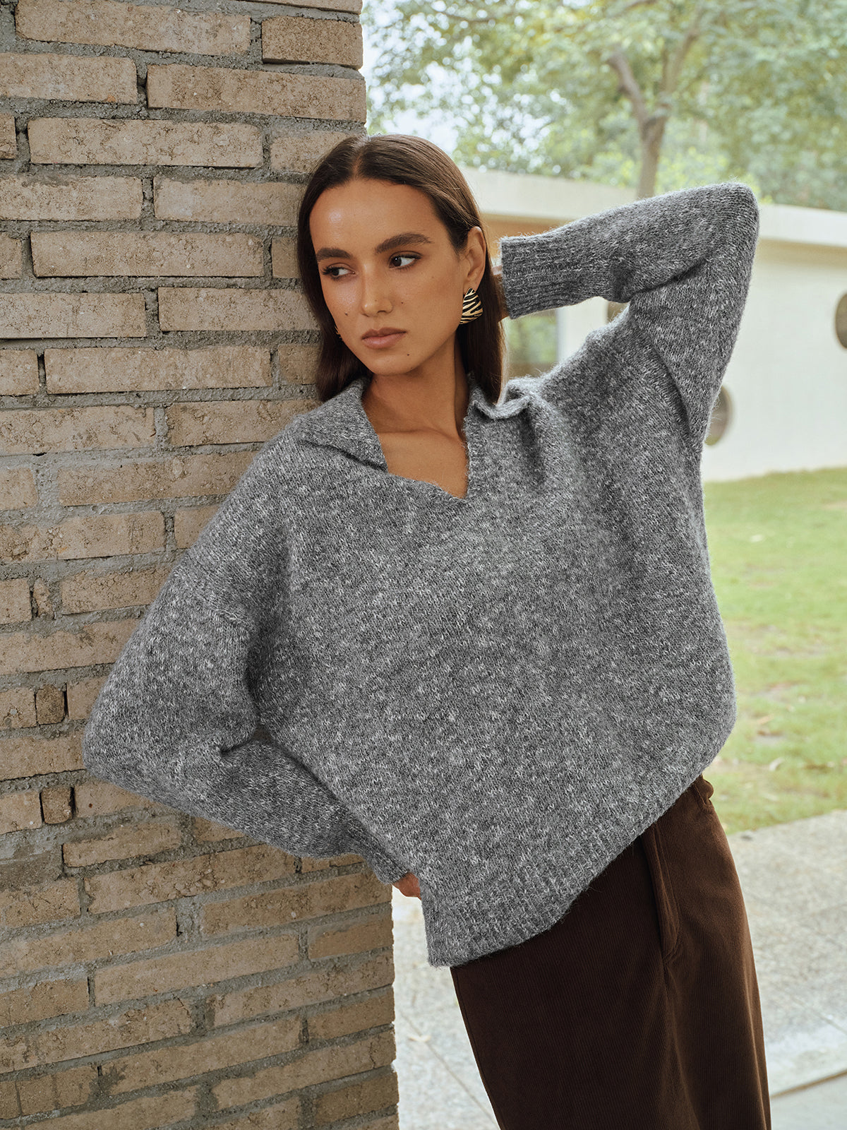 Sweter damski z dekoltem w serek i kołnierzykiem