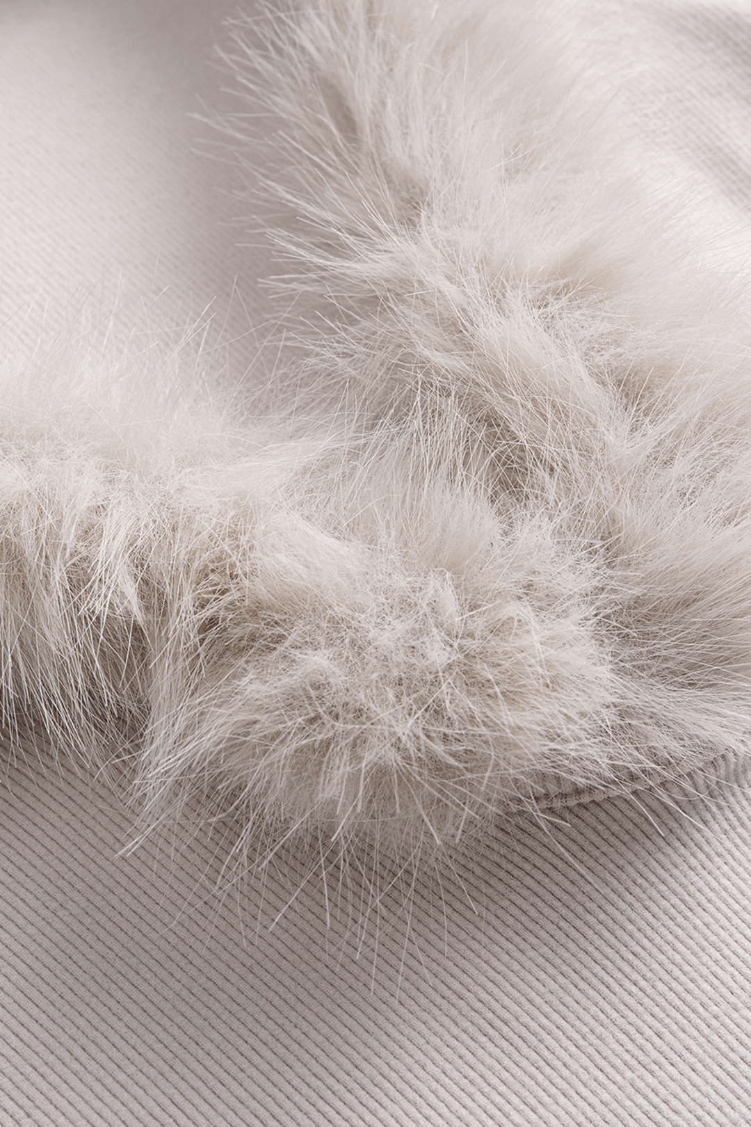 Sweter z dekoltem w serek i futrzanym detalem