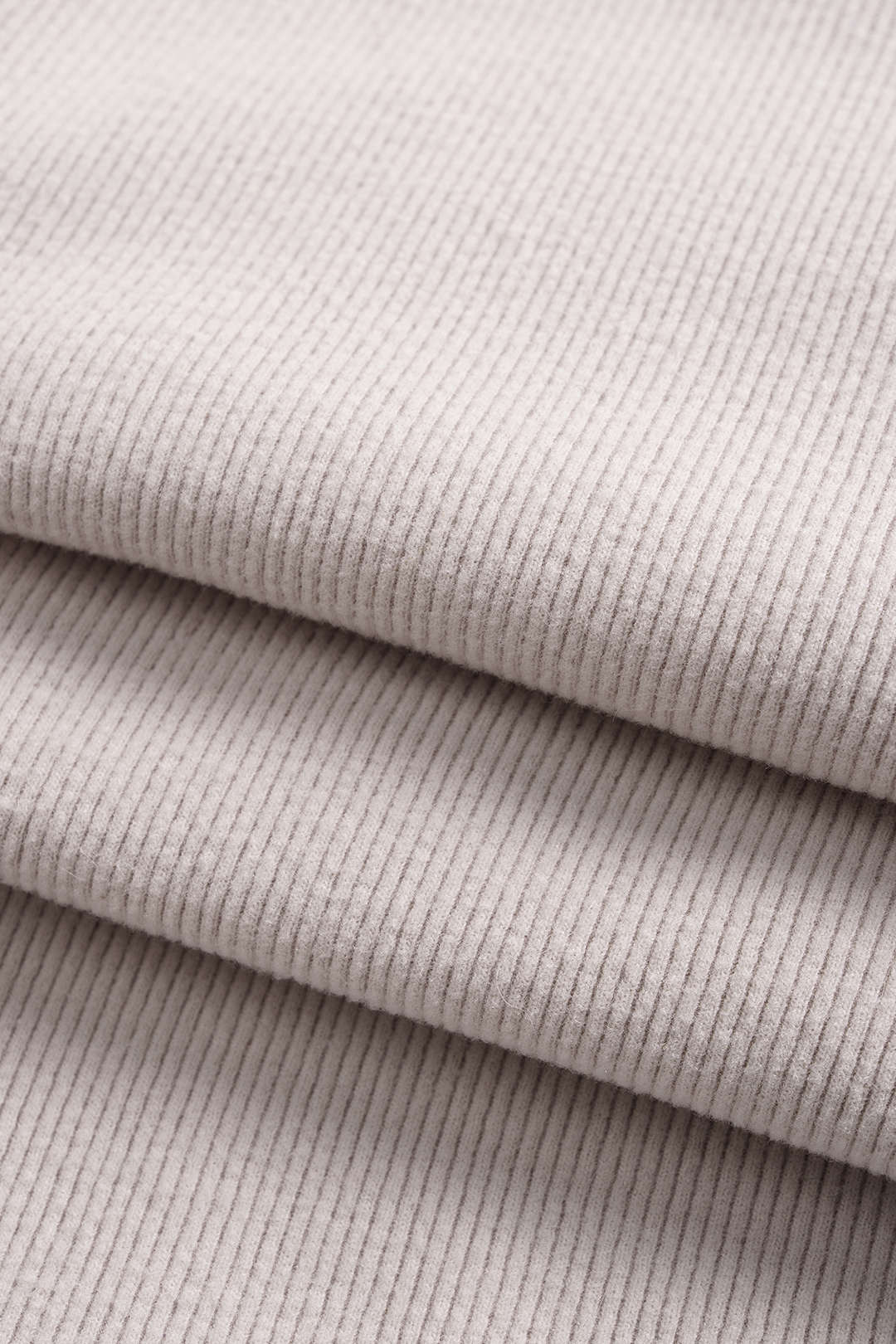 Sweter z dekoltem w serek i futrzanym detalem
