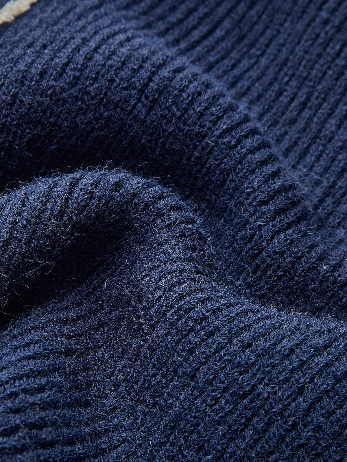 Sweter z detalami z dżinsu