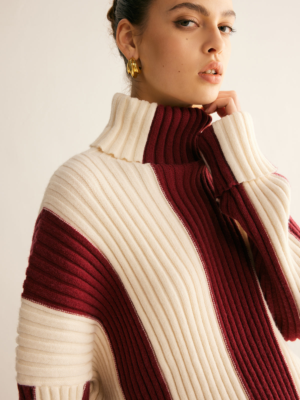 Sweter oversize z prążkowanym golfem