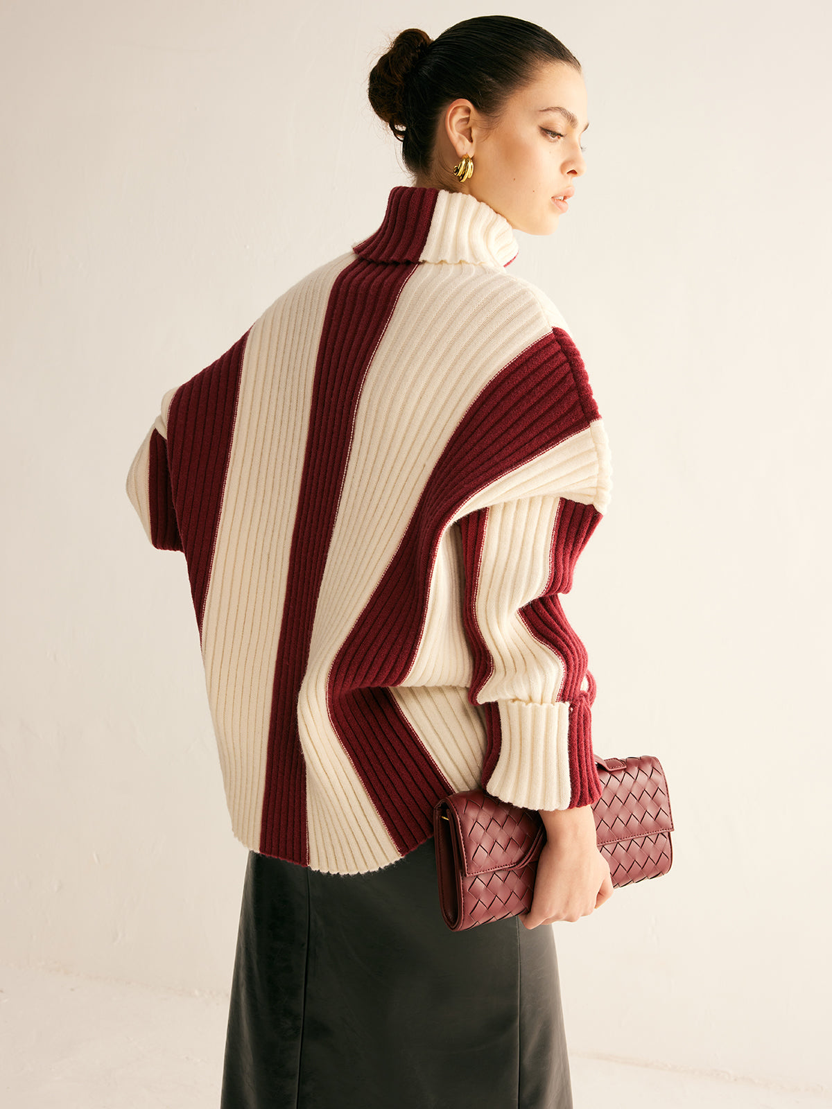 Sweter oversize z prążkowanym golfem