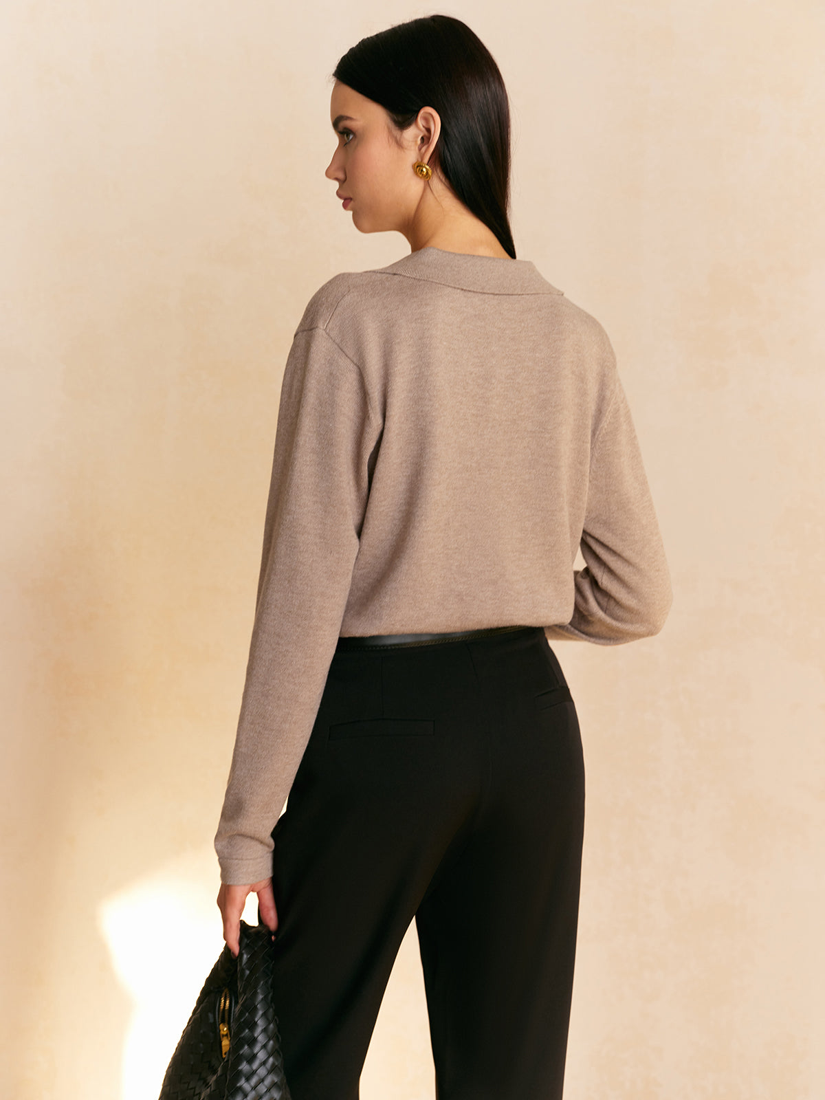 Elegancki sweter z kołnierzem i długimi rękawami