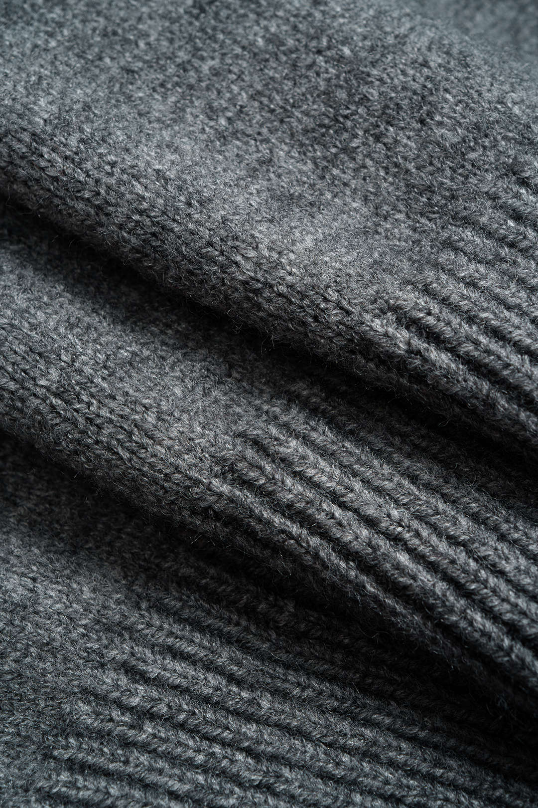 Sweter z krótkimi rękawami i dekoracyjnymi guzikami