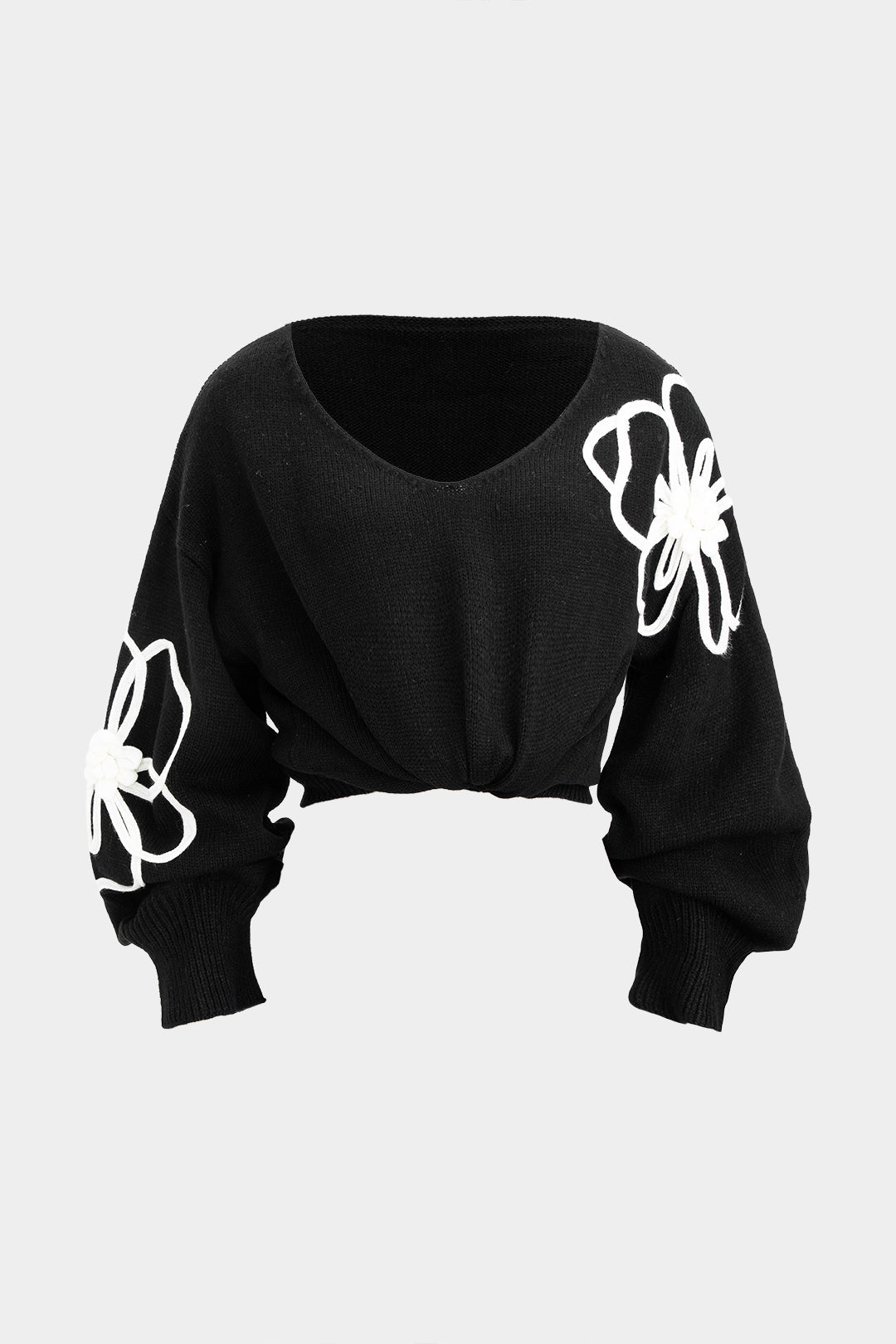 Sweter o luźnym fasonie z kwiatowymi aplikacjami na rękawach