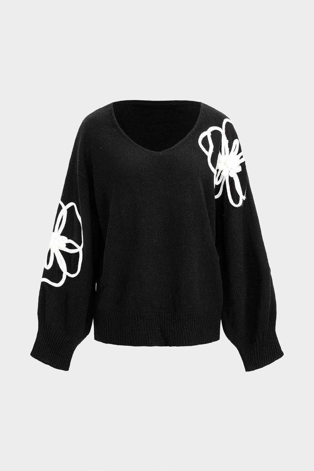 Sweter z kwiatowymi aplikacjami na rękawach