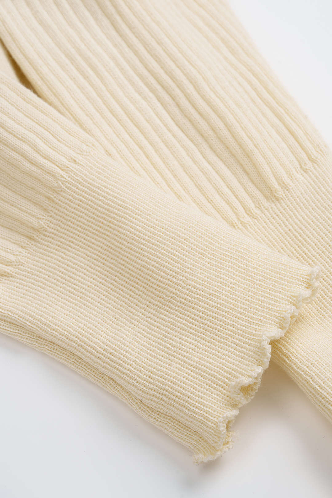 Sweter z wycięciami na ramionach i golfem