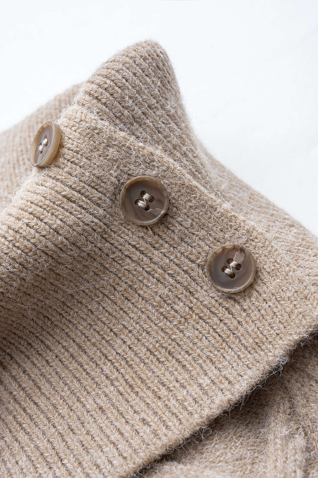 Sweter z odkrytymi ramionami i wzorem warkoczy