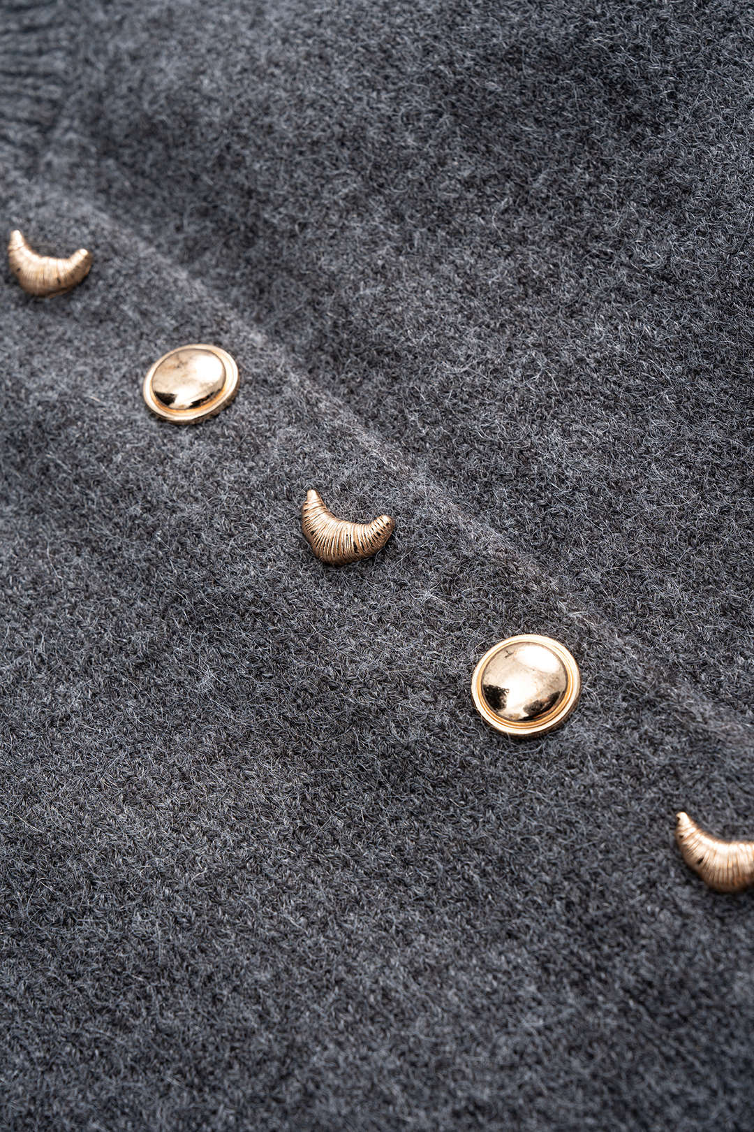 Sweter z ozdobnym kołnierzem i guzikami