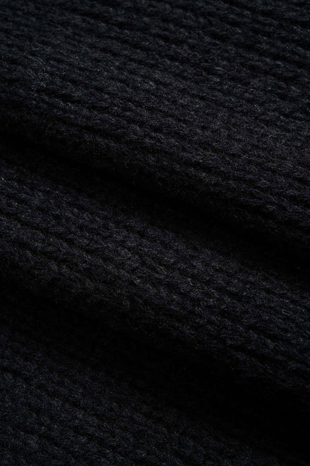 Sweter z ozdobnymi przeszyciami na rękawach