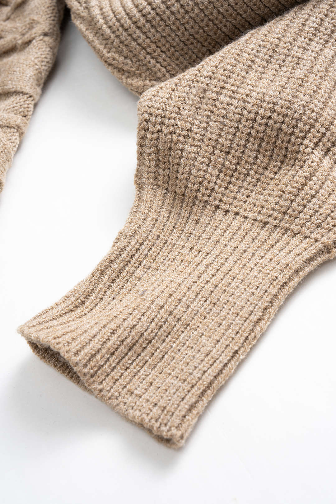 Sweter z dekoltem w kształcie koperty i dekoracyjnym wzorem