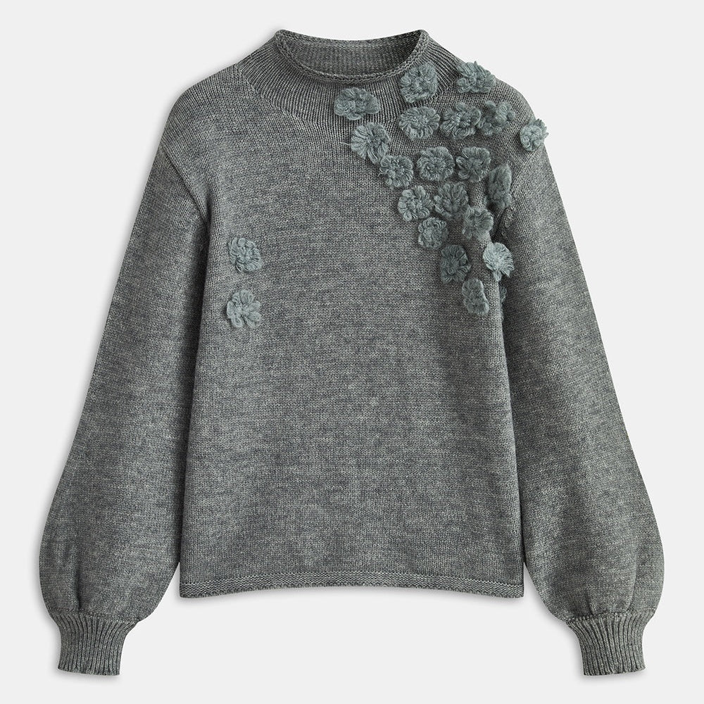 Sweter z asymetrycznymi kwiatami na ramieniu