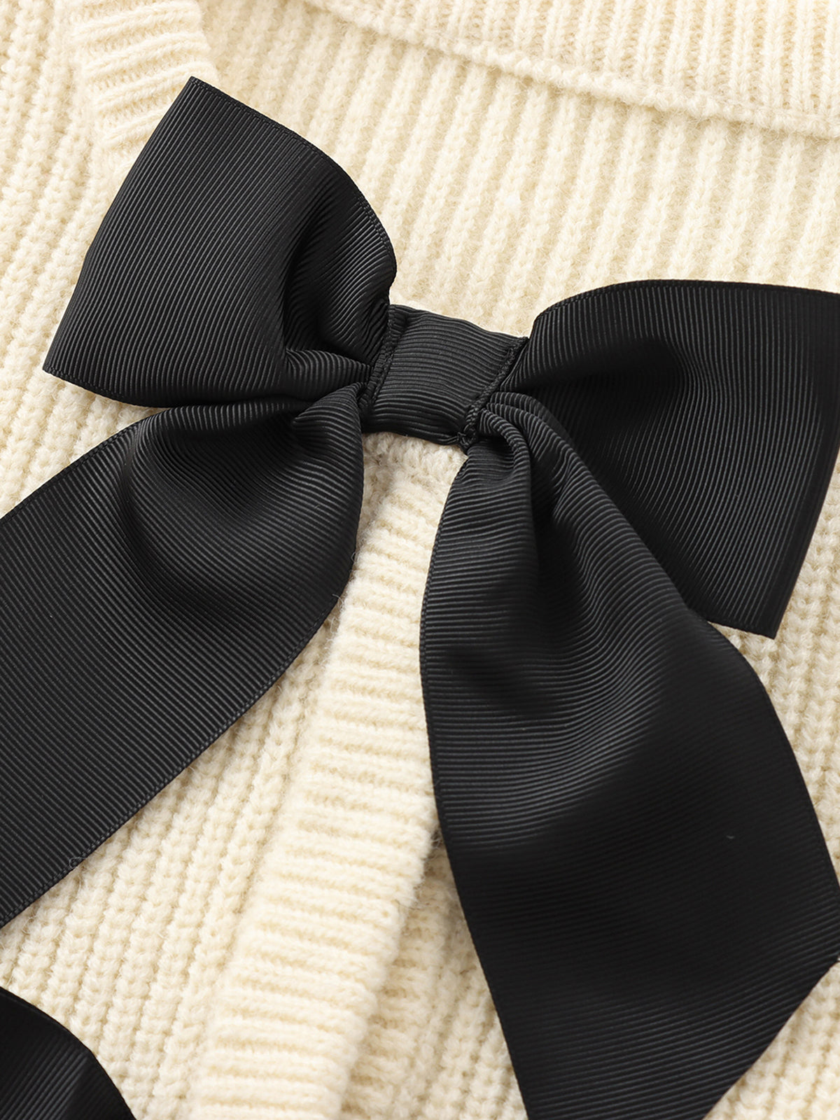 Elegancki sweter z kokardami na przodzie