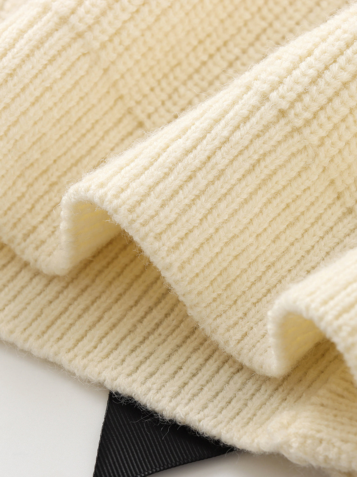 Elegancki sweter z kokardami na przodzie