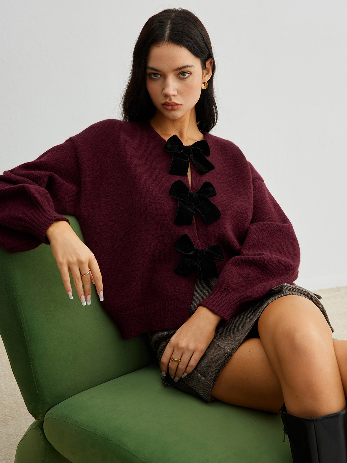 Sweter z ozdobnymi kokardkami na guziki