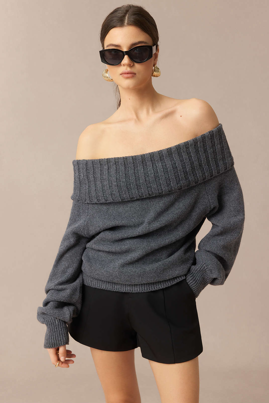 Sweter off-shoulder z wiązaniem