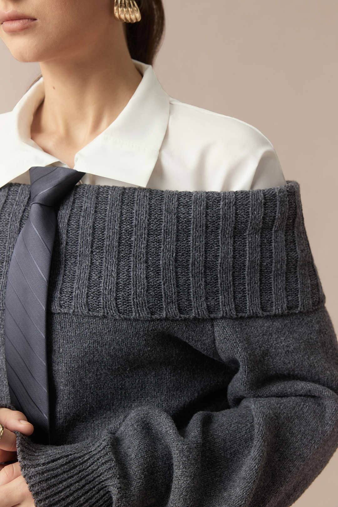 Sweter z wiązaniem i odsłoniętymi ramionami