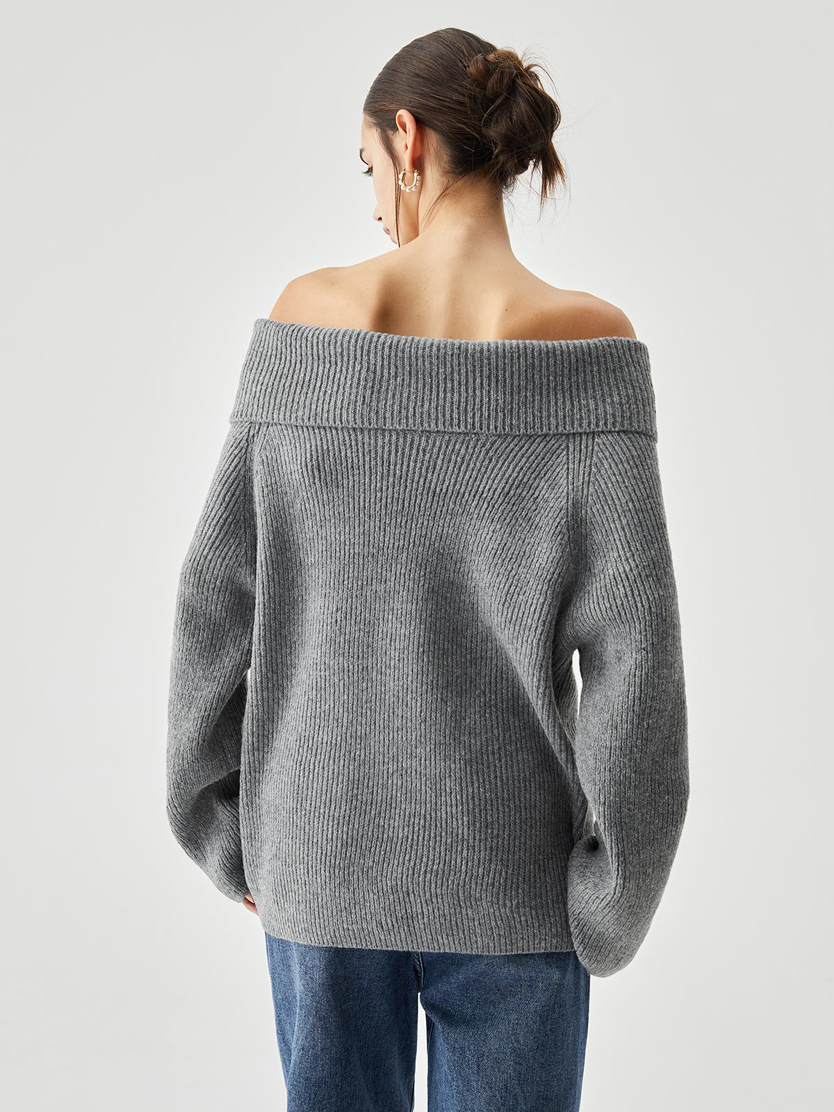 Sweter z szerokim dekoltem łódka