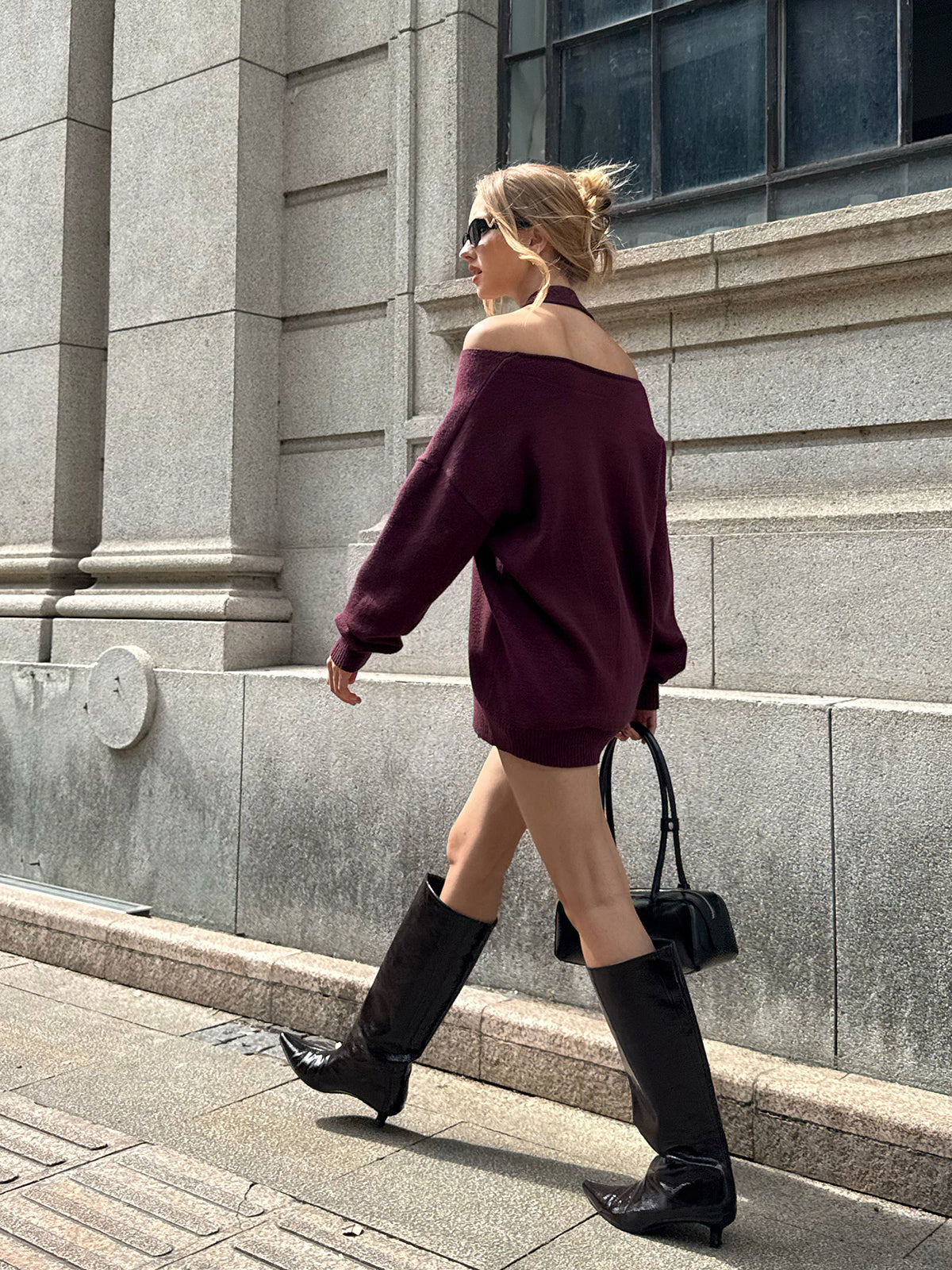 Sweter z wycięciami na ramionach i dekoltem w serek