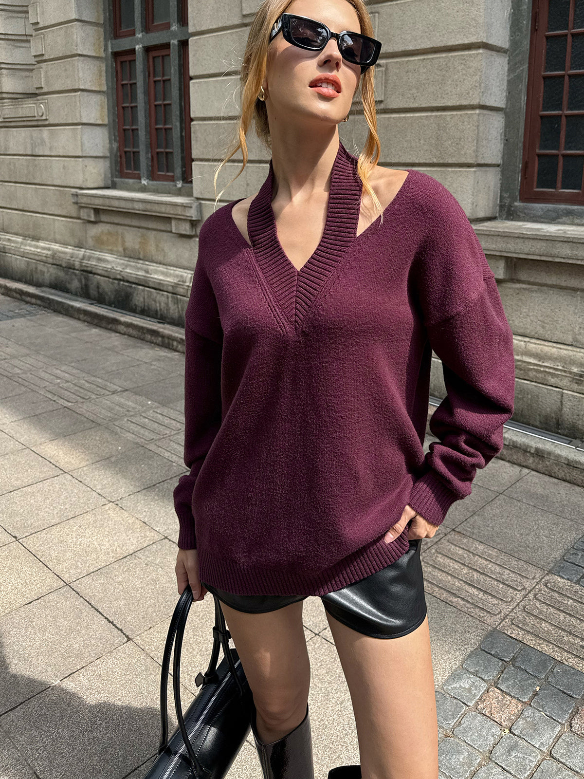 Sweter z wycięciami na ramionach i dekoltem w serek