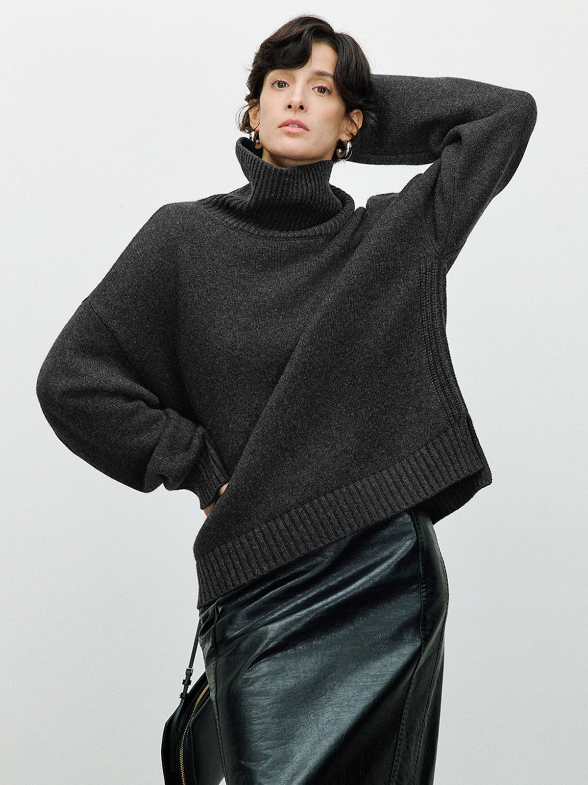 Sweter z charakterystycznym golfem