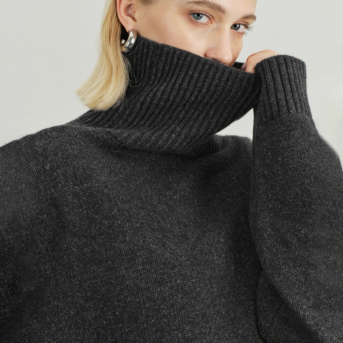 Sweter z charakterystycznym golfem