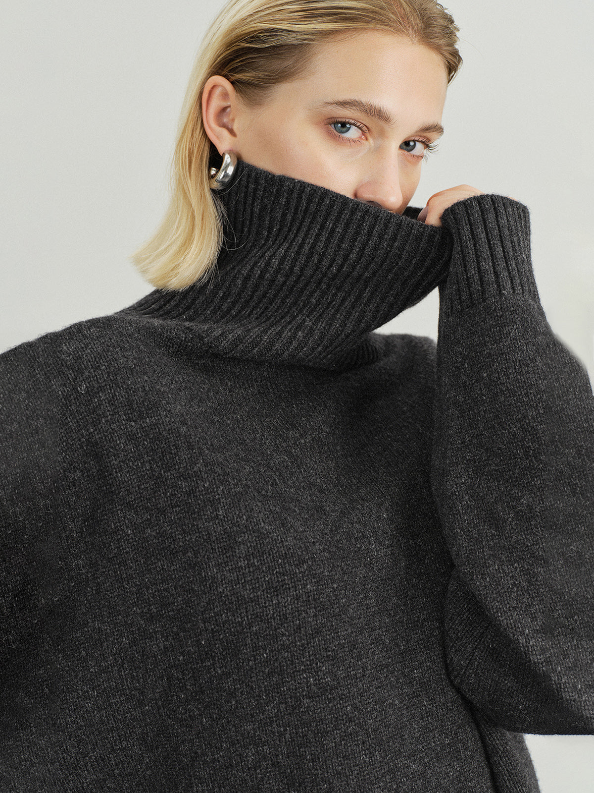 Sweter z charakterystycznym golfem