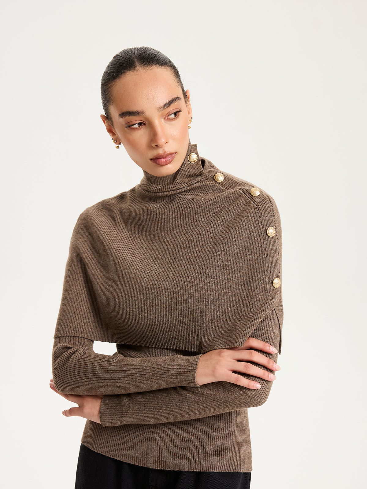Stylowy sweter z wysokim kołnierzem i guzikami