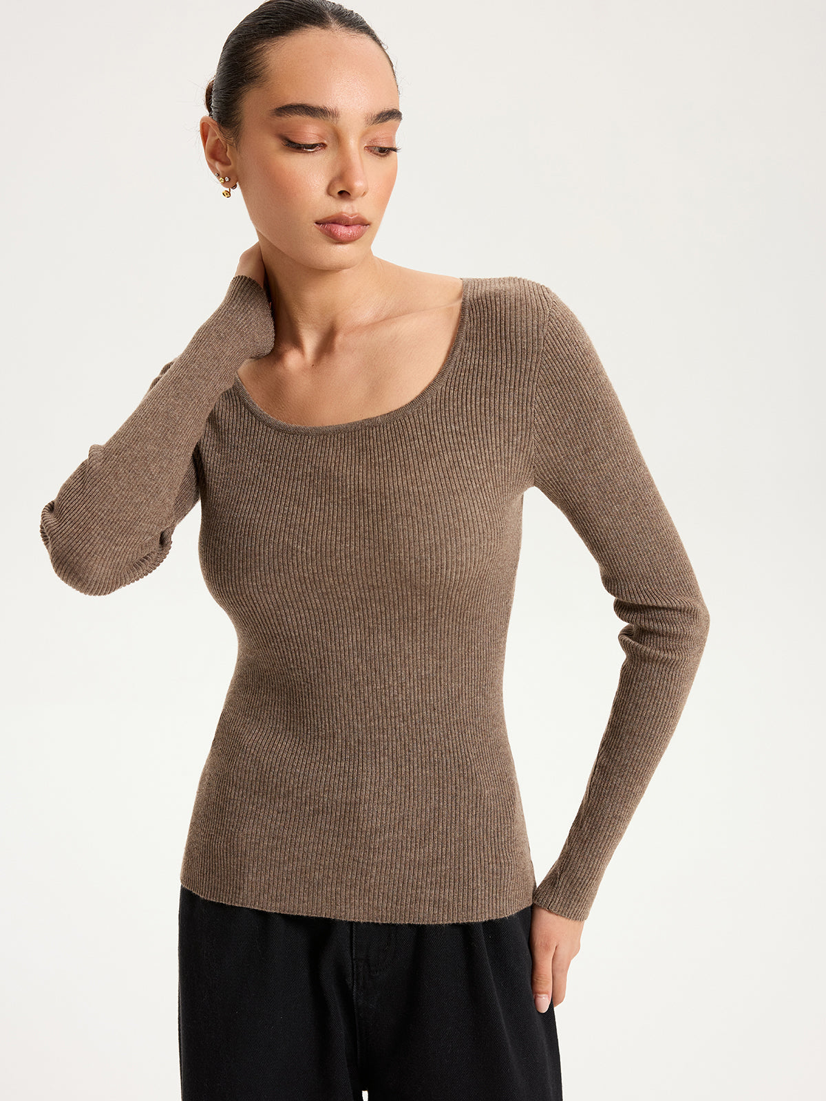 Stylowy sweter z wysokim kołnierzem i guzikami