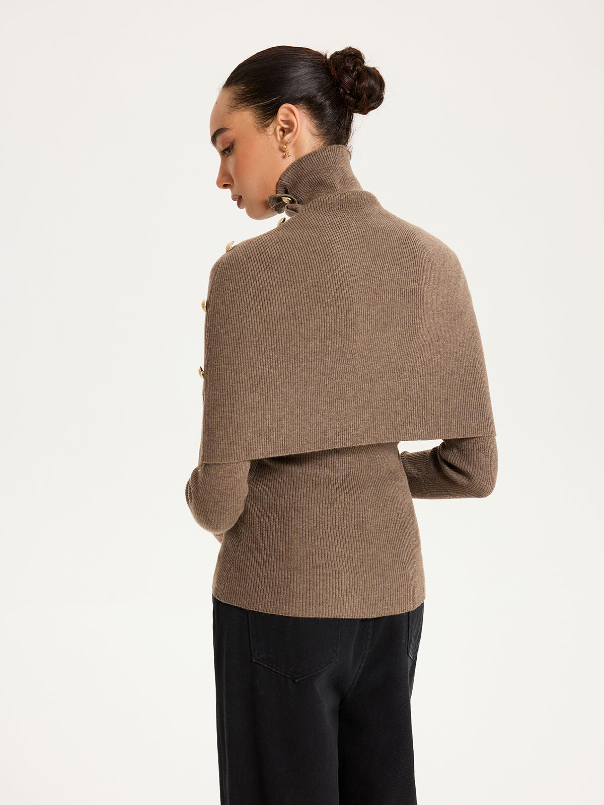 Stylowy sweter z wysokim kołnierzem i guzikami