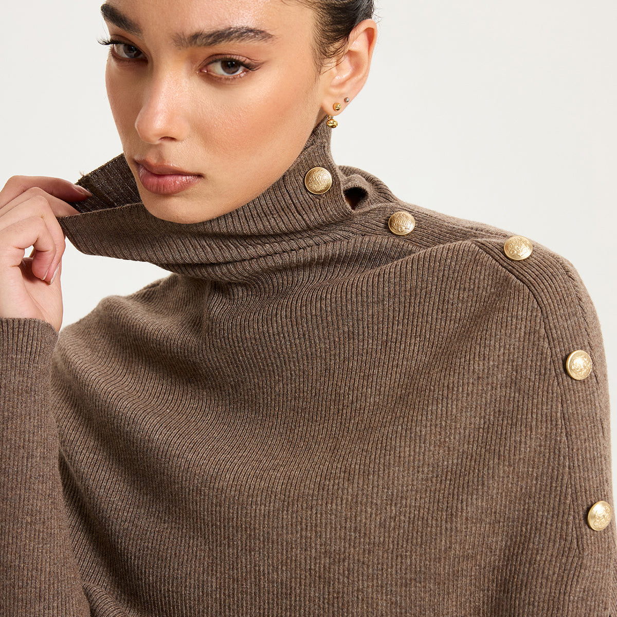 Stylowy sweter z wysokim kołnierzem i guzikami