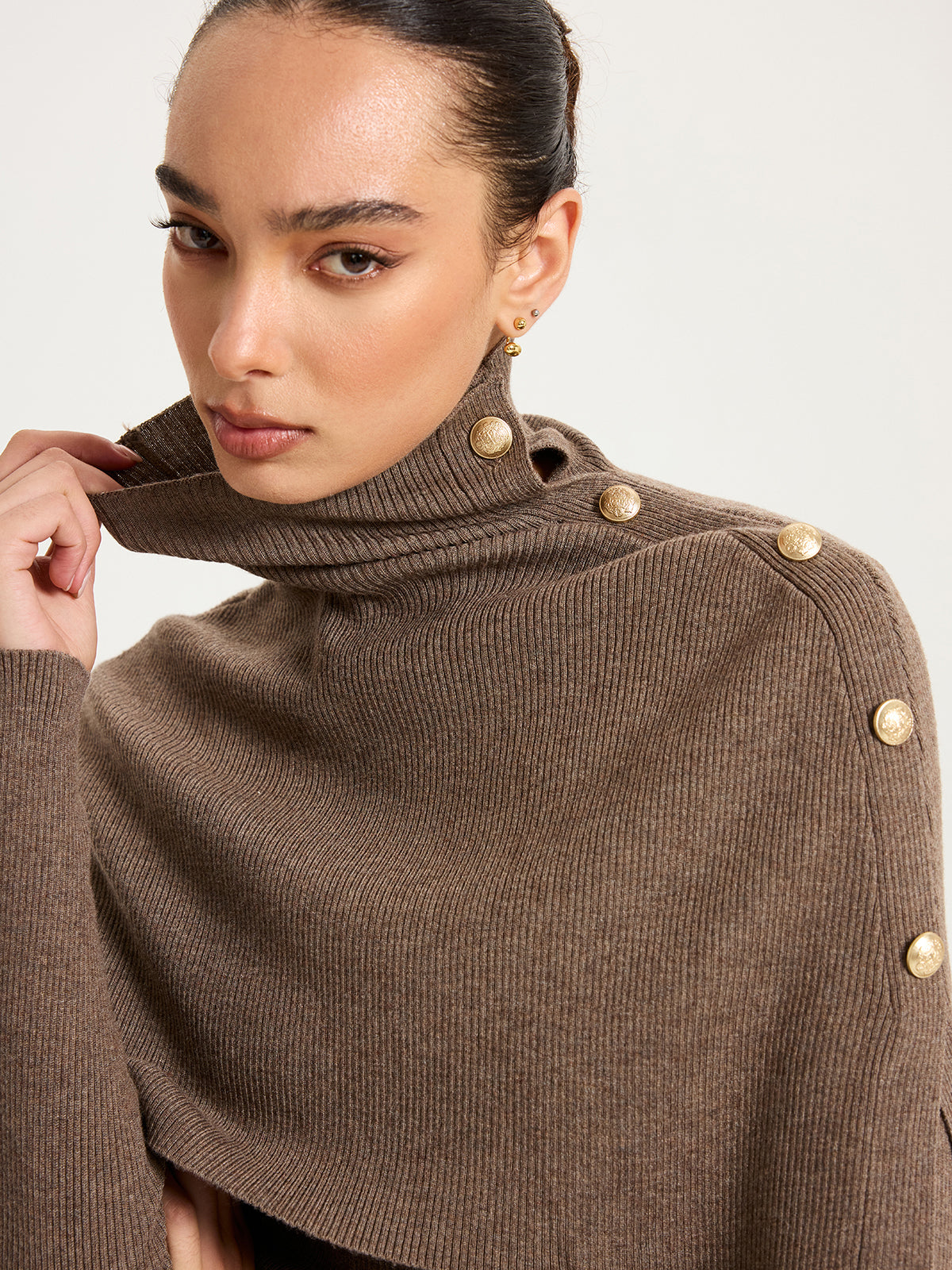 Stylowy sweter z wysokim kołnierzem i guzikami