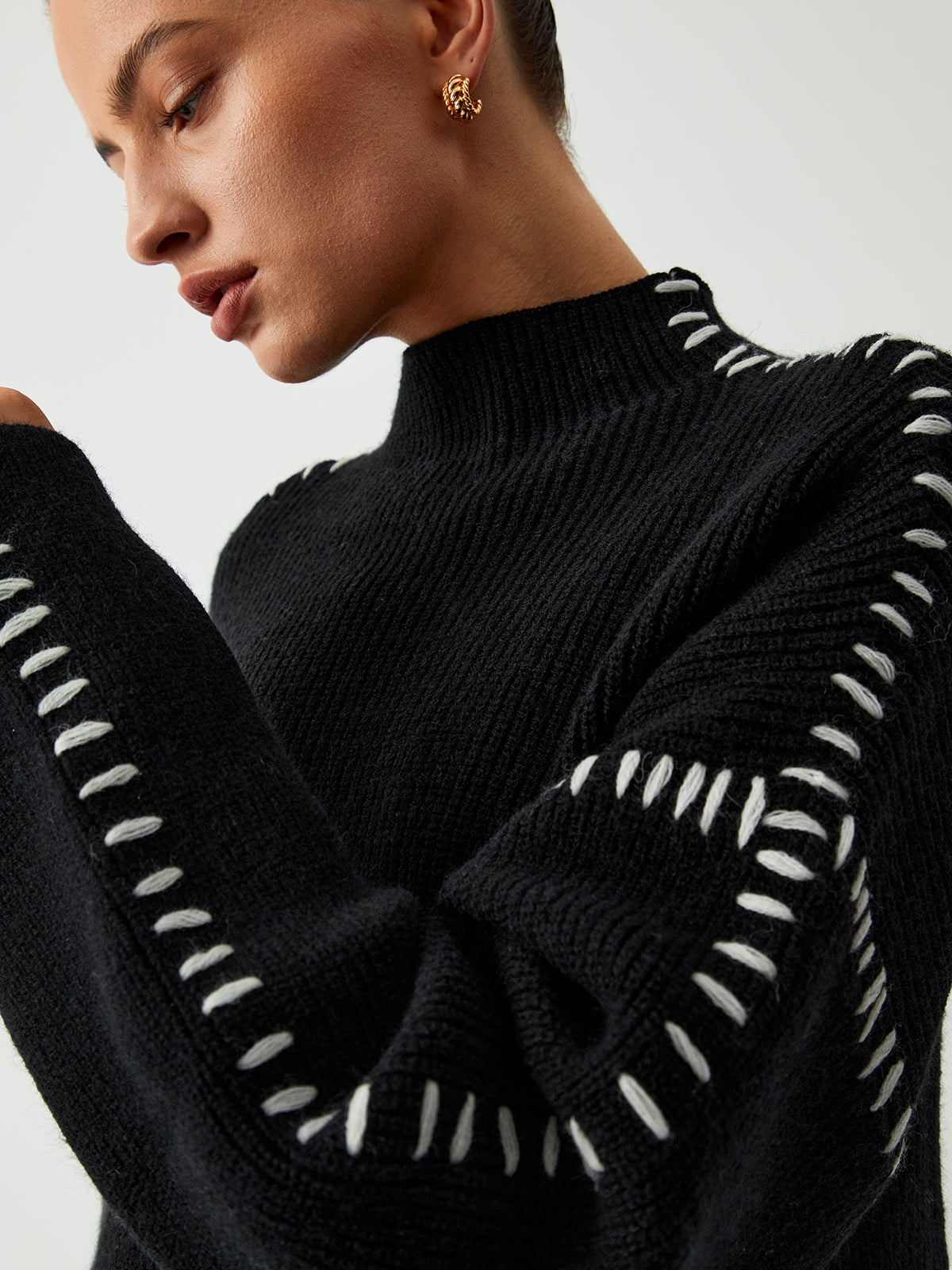 Oversize'owy sweter z dekoracyjnym kołnierzem
