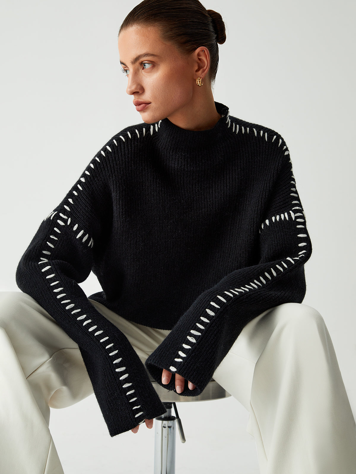 Oversize'owy sweter z dekoracyjnym kołnierzem