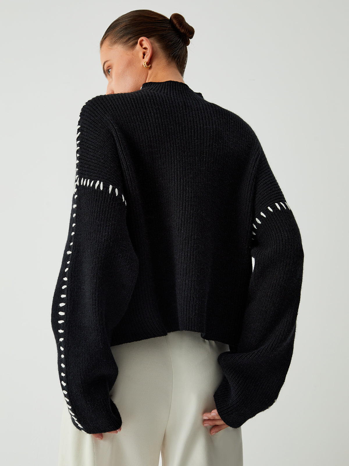 Oversize'owy sweter z dekoracyjnym kołnierzem