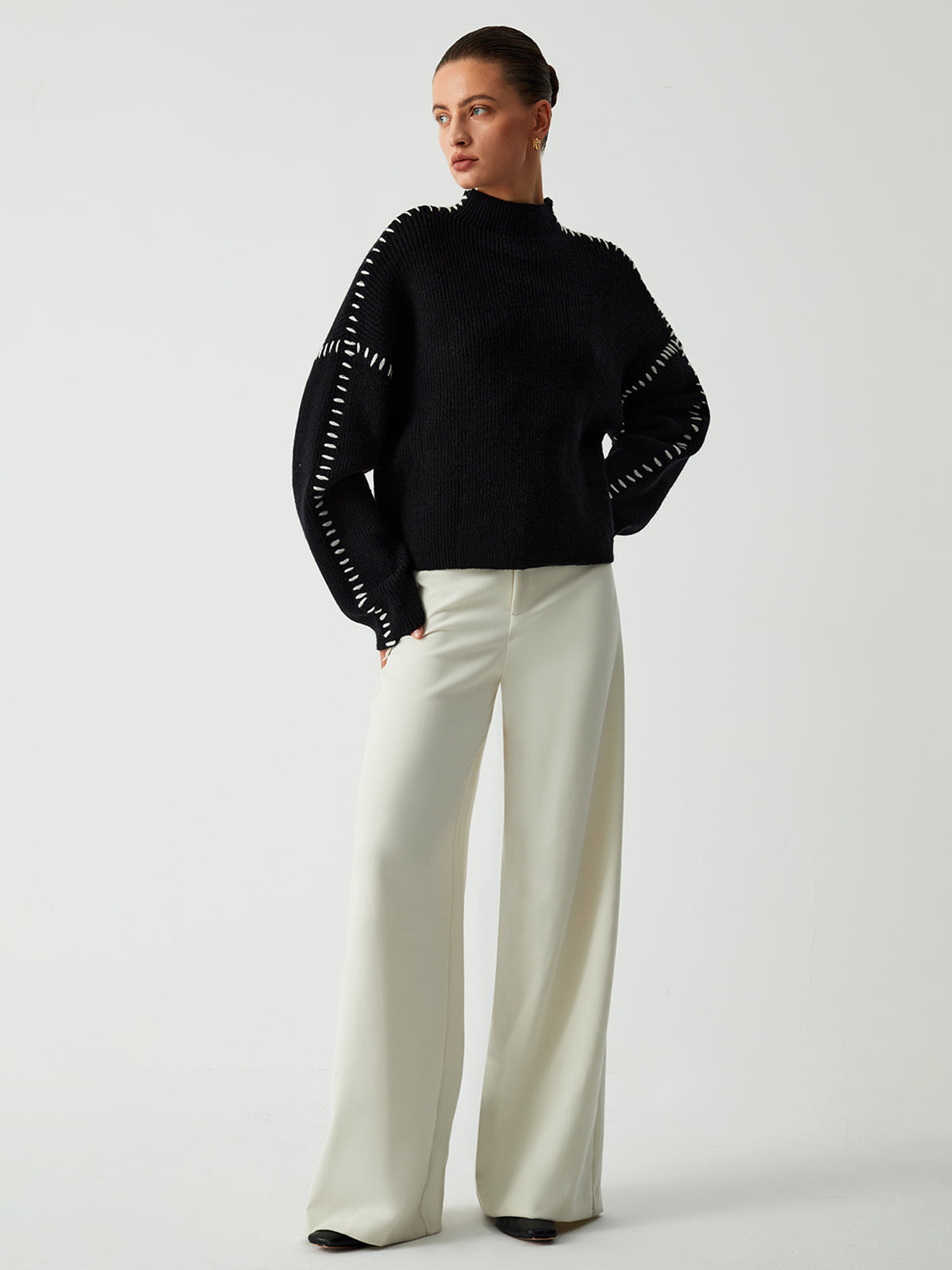 Oversize'owy sweter z dekoracyjnym kołnierzem