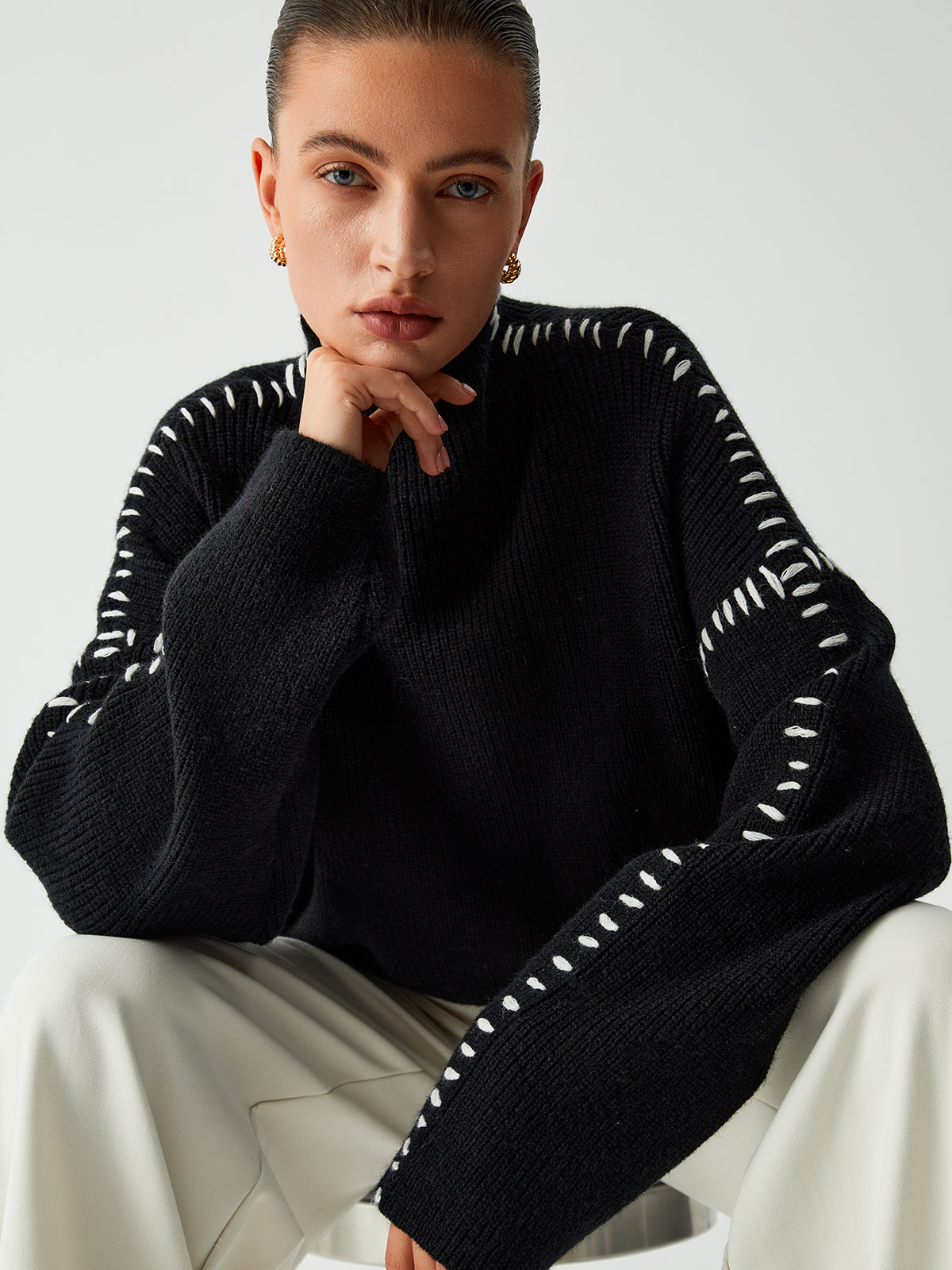 Oversize'owy sweter z dekoracyjnym kołnierzem