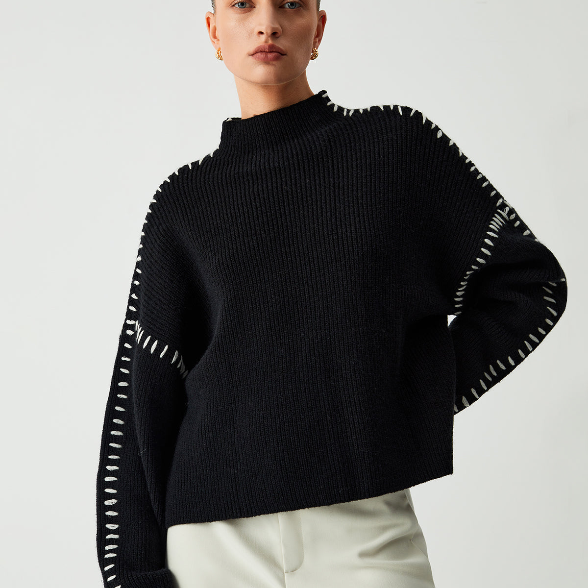 Oversize'owy sweter z dekoracyjnym kołnierzem