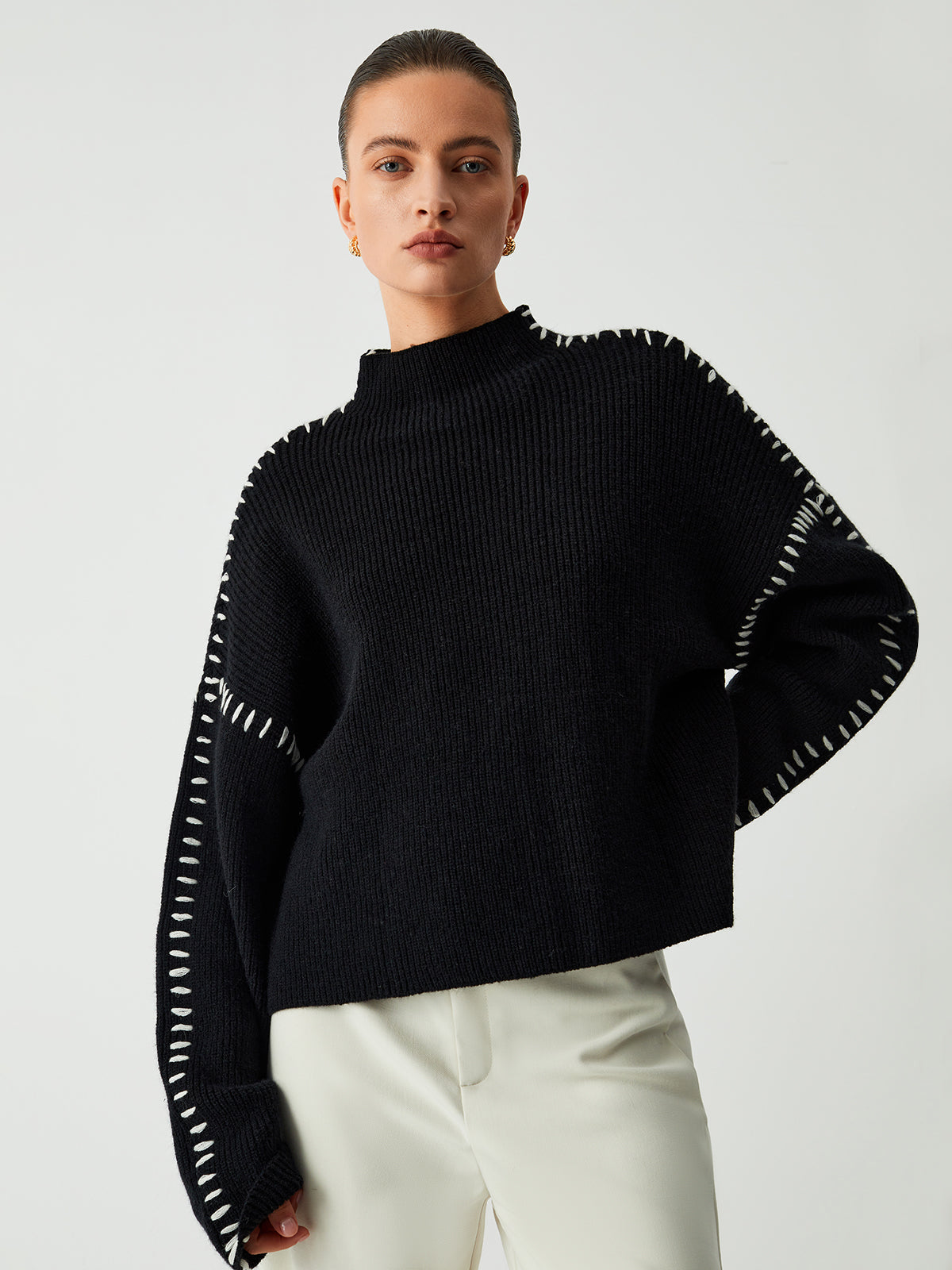 Oversize'owy sweter z dekoracyjnym kołnierzem