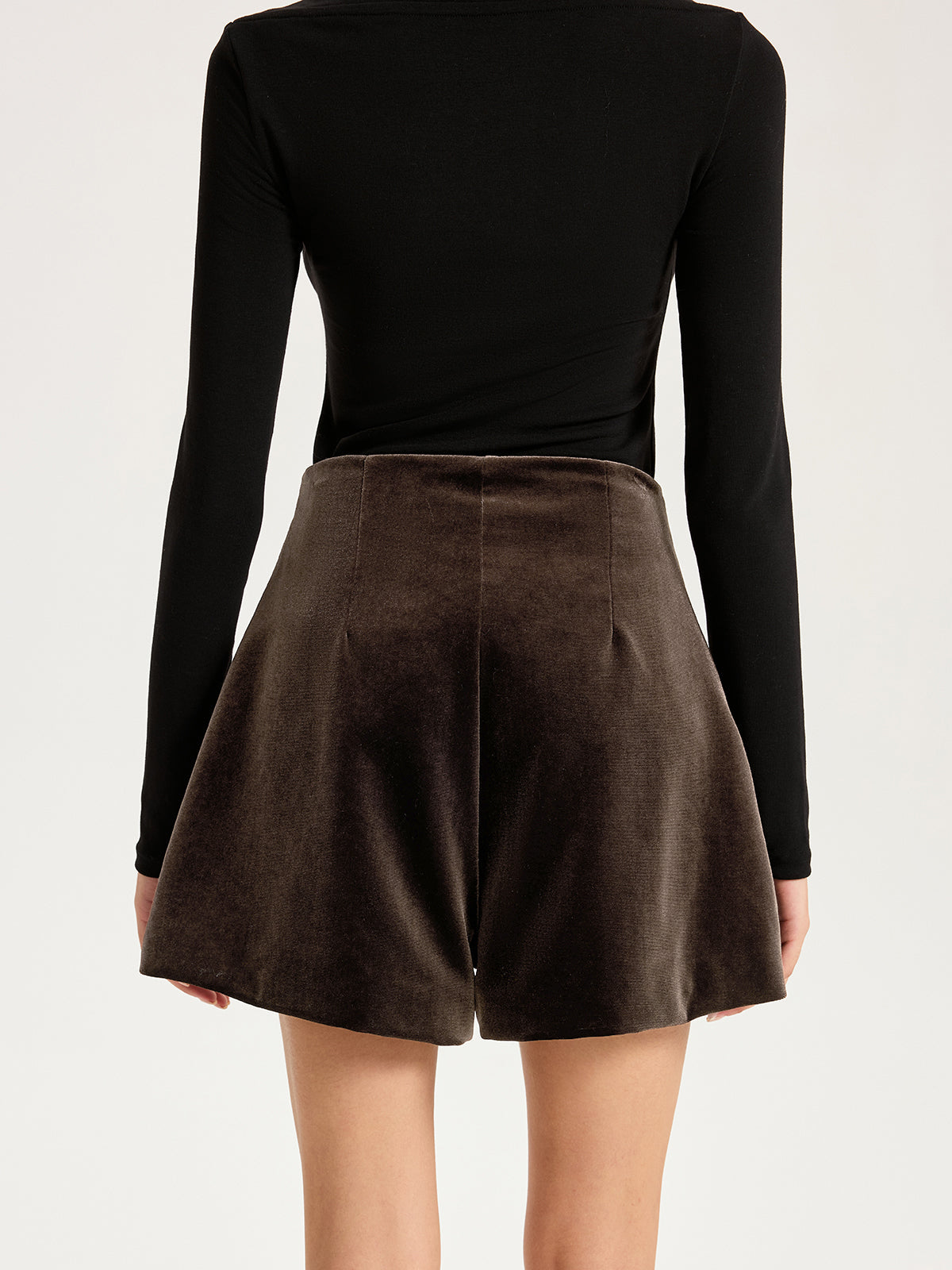 Szorty z wysokim stanem i ozdobnymi guzikami