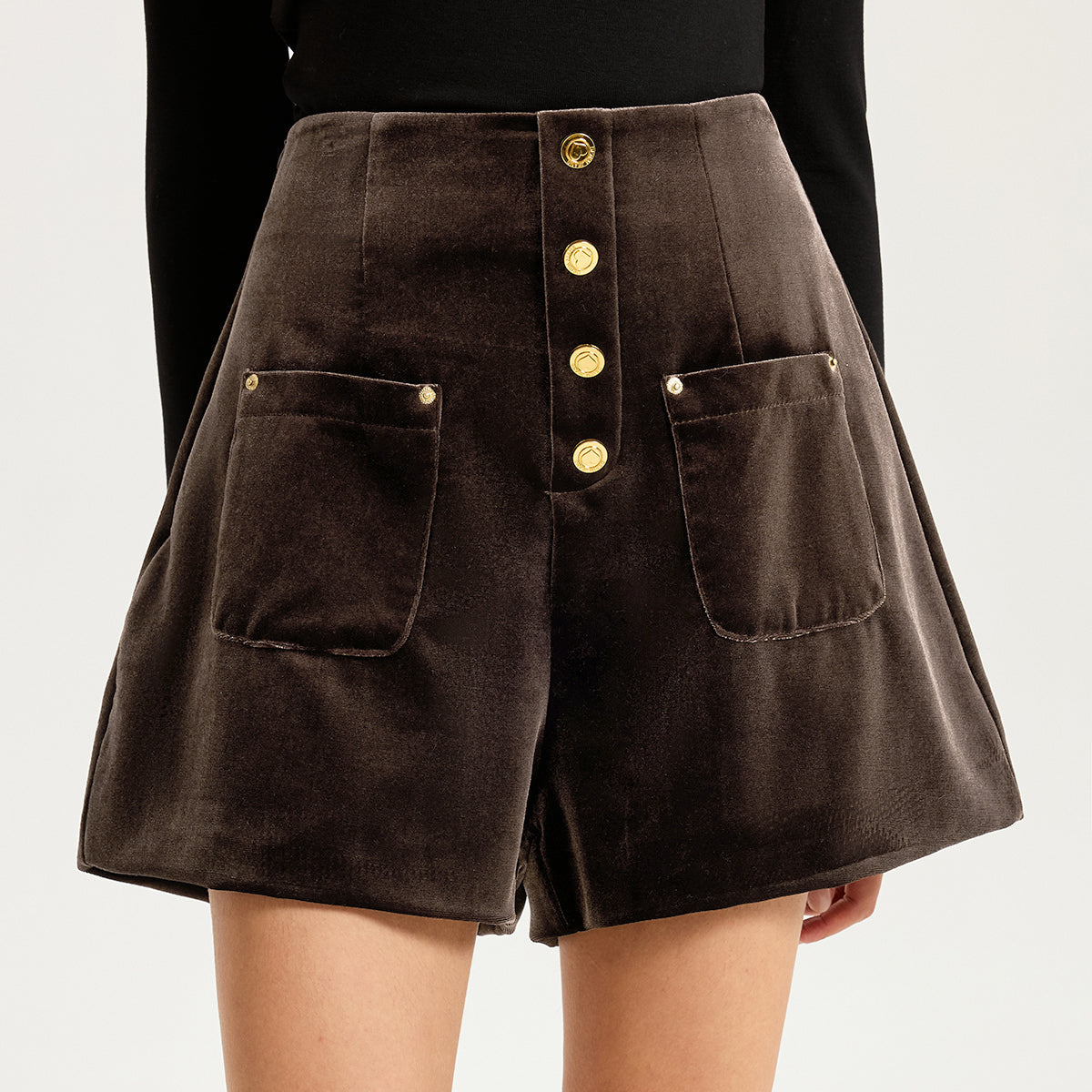 Szorty z wysokim stanem i ozdobnymi guzikami