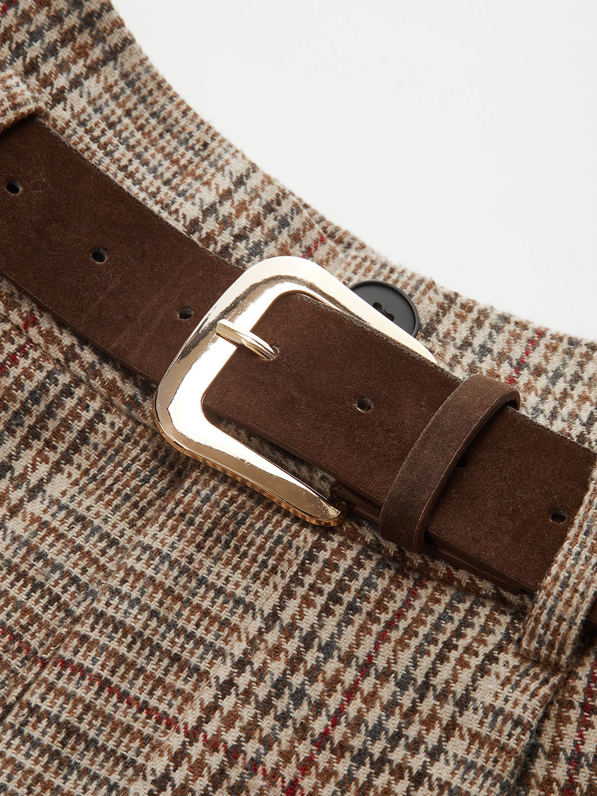 Szorty z wysokim stanem z ozdobnym paskiem