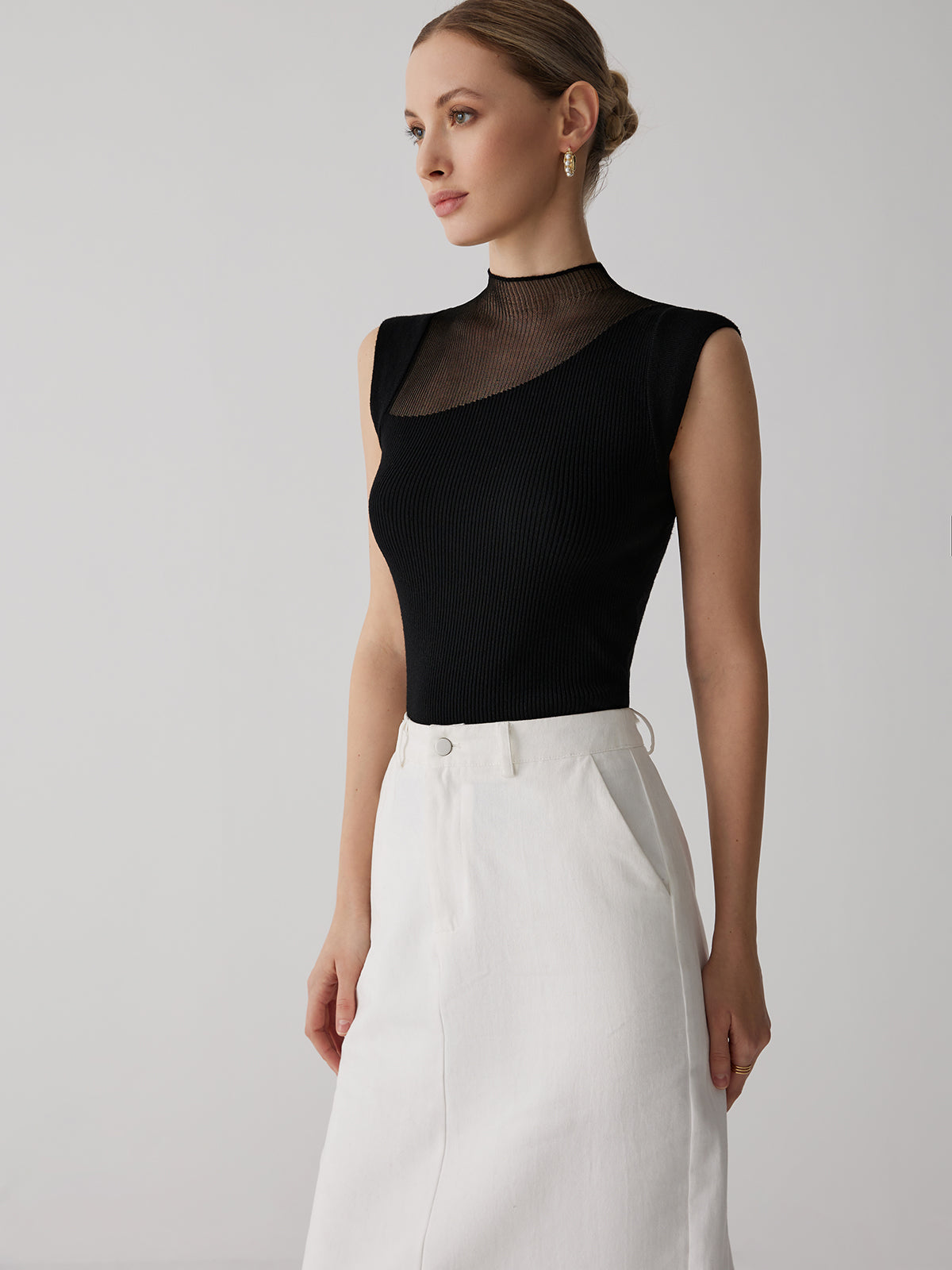 Top bez rękawów z półgolfem i siateczkowym dekoltem