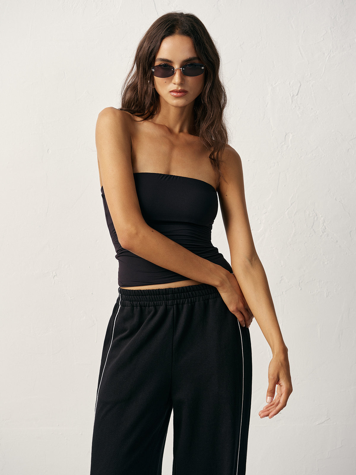 Top damski bez ramiączek z dopasowanym fasonem